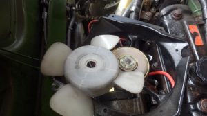 どうやら、エンジンにFANが押されてブレードが折れてしまったようだ。