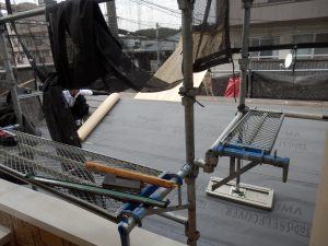 コロニアルNEOは脆いので、タッカーで固定しないで、粘着質の防水シートを張るそうだ