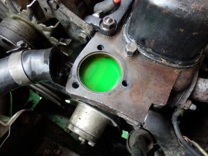 サーモハウジングを外したら、サーモスタットを使っていないことが分かった。