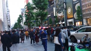 銀座で長い行列があった。警察も出動している