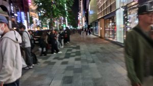 帰りに行列は三越の所まで来ていた。