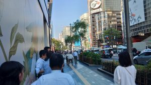 エレベーター入場待ちだけど、ここに並んでほしくなかったようだ。