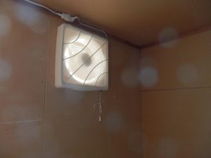 懸案のサーバールームのロフトは、換気扇を追加してもらった。