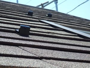 気に入らない最大の問題は、カバー工法の屋根がへこんでしまっている点