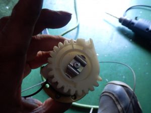 取り外して、ケーブルの状態を確認した