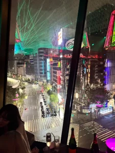 中はブレードランナーの世界。不二家の看板はここは香港かと思わせるところ