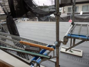 屋根に足場を支えているところは鬼門