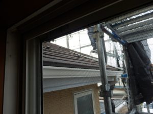 カバー工法の屋根の補修が始まった