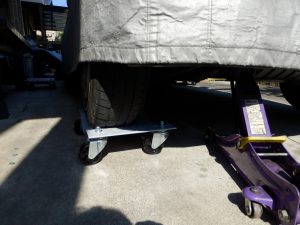 ジャッキで上げて、ドーリーに車を乗せていく。