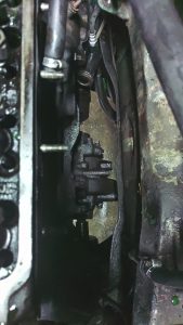 ドライブシャフトを抜いて、いよいよエンジンを持ち上げられるようになる。