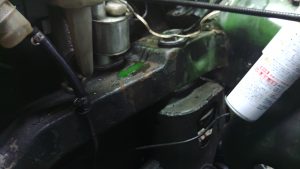 左側のサブフレームマウントがずっこけていることが分かった。