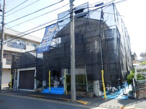 いよいよマスキングが終わったので、一気に外壁塗装が始まる