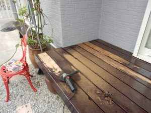 一番最初の塗装の下地処理が悪いようで、全部はがすことにした