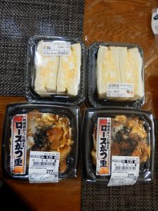 Trial名物のカツ丼(299円)と卵サンド(199円)