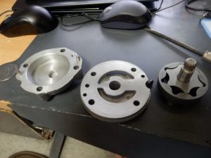 ４つ穴タイプのスタータイプのオイルポンプが届いた。