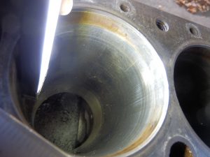 シリンダーをよく確認してみると、傷があるとのこと。