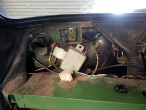 コンソールが外れた。この箱は、捨てようと思ったけど、排気温警告灯であることが分かった。