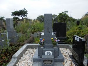墓掃除をしてお参りをした。