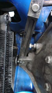 結局ダブルナットに貼っているのが外れて、振動で閉まってしまってストッパーとして働いて、クラッチが切れなくなった。